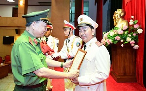 Chủ tịch nước thăng cấp hàm Trung tướng cho Thứ trưởng Bộ Công an Trần Quốc Tỏ 