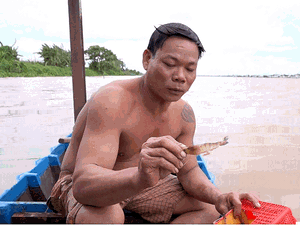 Dị nhân ở tỉnh An Giang 20 năm dùng tay không bắt cá tôm dưới đáy sông
