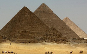 Vì sao Đại kim tự tháp Giza lại bị lệch hẳn sang một bên?
