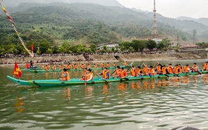 Về Mường Lay xem lễ hội đua thuyền đuôi én trên sông Đà 