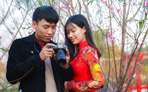 Người Hà Nội nô nức chụp ảnh check-in hoa đào từ Tết Dương lịch