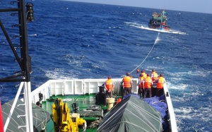 Cứu 14 ngư dân gặp nạn trên biển, cách bờ 200km 