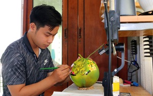 Long An: Đắp chữ nổi 3D lên trái dừa chưng Tết, vừa đăng facebook, trai đẹp này đã nhận được hàng chục đơn