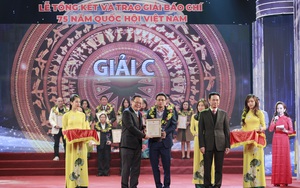 Ảnh: Báo Nông thôn Ngày nay/Dân Việt đoạt giải C tại Lễ trao Giải báo chí 75 năm Quốc hội Việt Nam