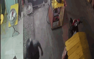 Clip nóng: Cô gái bán trà sữa bị kéo lê hàng chục mét khi phi thân đuổi theo tên cướp
