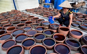 Gia đình 4 đời làm đặc sản nước mắm truyền thống "ngày hong nắng, tối phơi sương"