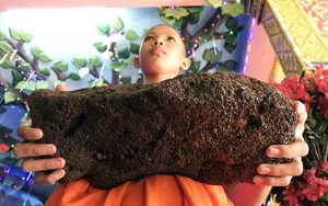 Chuyện lạ kì ở Sóc Trăng: Cặp đá nặng 4,2kg, nổi được trên mặt nước, nhấn xuống lại nổi lềnh bềnh