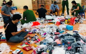 Nóng: Đột nhập kho hàng lậu "siêu khủng" ở Đồng Nai