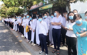 Xúc động cảnh người dân đeo khẩu trang đứng bên đường tiễn biệt nguyên Phó Thủ tướng Trương Vĩnh Trọng