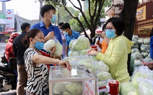 Người Sài Gòn ùn ùn &quot;giải cứu&quot; nông sản, 10 tấn bắp cải, 5 tấn bưởi hết bay