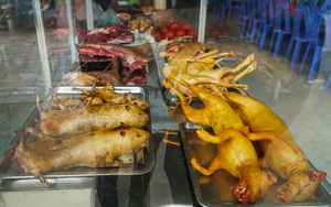 Nhiều loại "thực phẩm lạ", gây phản cảm được bày bán tại chùa Hương
