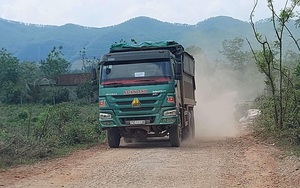 TT-Huế: Dân chặn xe chở đất đá thi công đường cao tốc vì gây ô nhiễm môi trường 