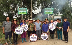 Ninh Bình: Nông dân sáng tạo làm biển "quảng cáo bảo vệ môi trường" bằng lốp xe hỏng