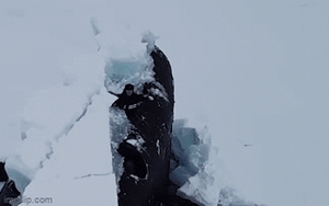 Video: Phô diễn sức mạnh, tàu ngầm hạt nhân Nga trồi lên phá lớp băng dày gần 2m ở Bắc Cực