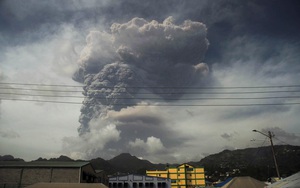 Núi lửa phun trào, nổ kinh hoàng tại hòn đảo Caribe