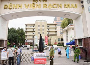 Giám đốc BV Bạch Mai cho biết hơn 200 người xin nghỉ việc