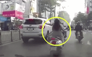 Video: Xin tiền không thành, côn đồ đập phá 2 xe ô tô ở TP. Hồ Chí Minh