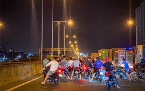 Công an vừa khởi tố vụ án đua xe thì "quái xế" lại chặn đường Nguyễn Văn Linh để đua