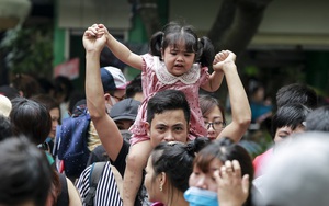 Hà Nội: Người dân chen lấn, xếp hàng dài để vào công viên Thủ Lệ ngày nghỉ lễ giỗ Tổ Hùng Vương