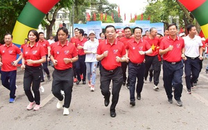Chủ tịch Hà Nội Chu Ngọc Anh tham gia chạy bộ quanh Hồ Gươm 