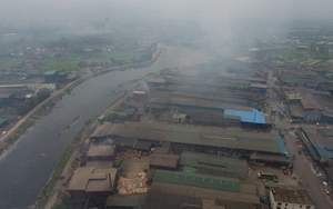 Ô nhiễm kinh hoàng ở làng giấy Phú Lâm: Khói bụi tỏa đen trời, nước độc thải tràn đất