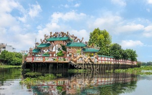 Khám phá Miếu Nổi giữa dòng sông Vàm Thuật ở thành phố Hồ Chí Minh