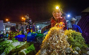 Hậu Giang: Bất ngờ khi bật đèn đi chợ "chồm hổm" độc đáo ở miền Tây sông nước