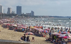 Du lịch Vũng Tàu ngày 4/4: Hàng nghìn du khách đổ về bãi biển, cửa hàng “Gốc Vú Sữa”, “ Cô Ba”