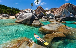 Ngỡ ngàng "mê cung" đá núi lửa chồng chất lên nhau tại bãi biển The Baths, vùng biển Caribbea