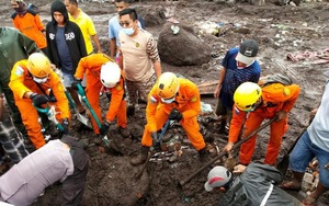 Lực lượng cứu hộ truy tìm những người còn sống sót sau trận lốc xoáy kinh hoàng ở Indonesia