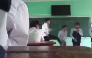 Clip: Thầy giáo ở Bắc Giang đánh học sinh vì không chấp hành nội quy