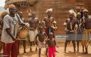 Châu Phi: Bộ tộc Somba gây kinh ngạc với thủ thuật tăng kích thước “của quý”