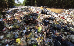 Hà Nội: Bãi rác ngồn ngộn bốc mùi hôi thối ở cao tốc Láng-Hòa Lạc, lãnh đạo địa phương nói gì?
