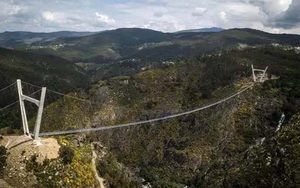 Bồ Đào Nha: Bất chấp dịch du khách vẫn đến tham quan cây cầu treo dài nhất thế giới vừa được khai trương