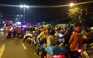 Trong đêm, hàng đoàn người dân đưa nhau về quê làm tắc nghẽn cửa ngõ phía tây Sài Gòn