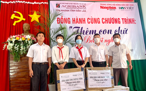Agribank chi nhánh tỉnh Đắk Lắk và Báo Dân Việt trao 500 quyển sách cho học sinh huyện Ea Súp
