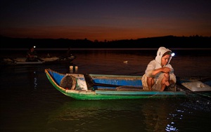Trắng đêm, theo chân một “ngư phủ” Gia Rai ở làng Chứ đi săn đủ loại cá trong lòng hồ