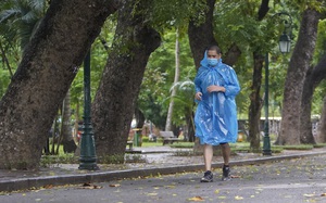 Ngày đầu được tự do tập thể dục, bất chấp mưa phùn, gió bấc, người dân Hà Nội mặc áo mưa ra công viên