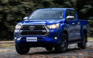 Toyota Hilux 2022 nâng cấp về trang bị, giá bán tăng nhẹ