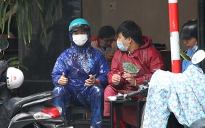 Ảnh: Người dân mang áo mưa uống cà phê, ăn sáng trong ngày đầu Đà Nẵng "mở cửa" trở lại