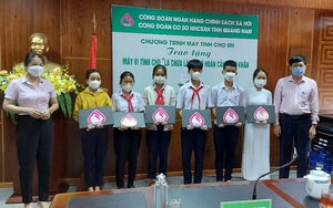 Quảng Nam: Ngân hàng CSXH trao tặng máy vi tính cho học sinh nghèo, có hoàn cảnh khó khăn