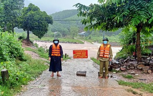 Quảng Bình: Mưa kèm gió lớn làm lật thuyền, 1 người bơi vào bờ, 1 người đang mất tích