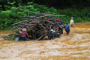 Đi vớt củi trên suối, 2 cha con chết đuối thương tâm