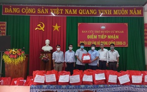 Đắk Lắk: Tặng quà nông dân gặp khó khăn do ảnh hưởng dịch Covid-19