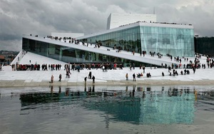 Độc đáo với tour du lịch trải nghiệm, dạo chơi trên mái nhà Oslo Opera House tại Na Uy