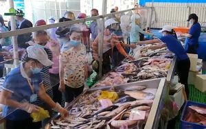 Video: Từ Gò Vấp qua quận 5 đi chợ &quot;nửa giá&quot;, người dân bất ngờ cá, tôm, cái gì cũng rẻ 
