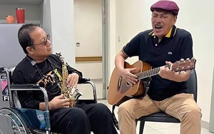 Nghệ sĩ saxophone Trần Mạnh Tuấn cùng nhạc sĩ Trần Tiến song tấu trong bệnh viện