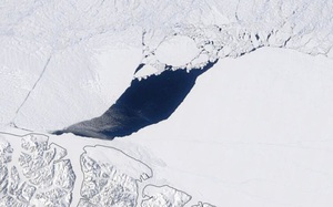 Phát hiện hố khổng lồ trong lớp băng lâu đời nhất ở Bắc Cực