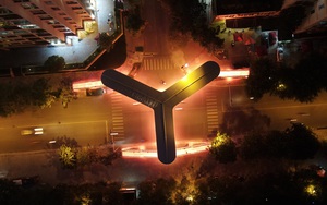 Video: Độc đáo cây cầu hình chữ Y phát sáng trong đêm ở Hà Nội