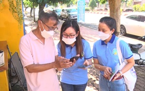 Video: Cán bộ gõ cửa từng nhà hướng dẫn cài ứng dụng “Thẻ vaccine” trên điện thoại